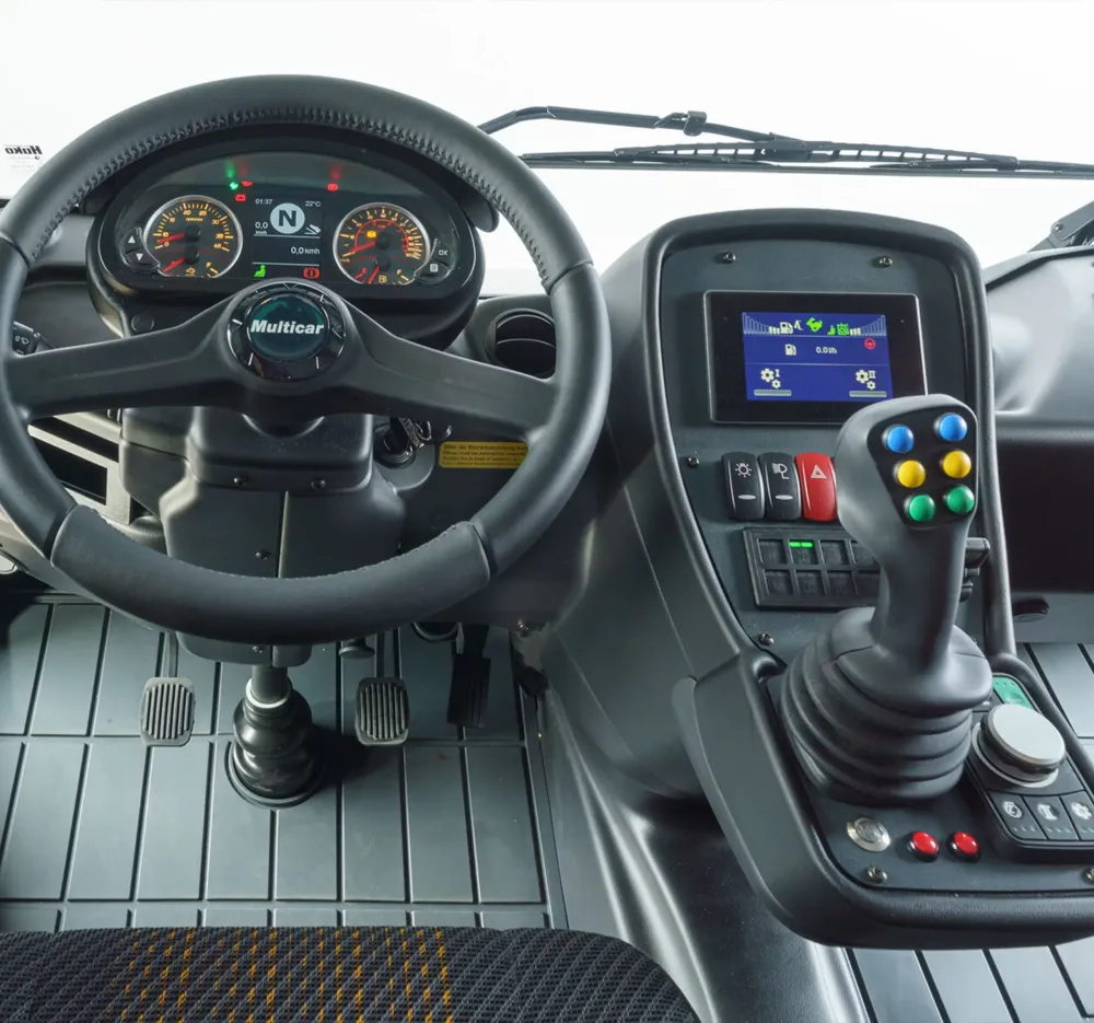 Cockpit des Multicar M41 mit Lenkrad, Display und Joystick