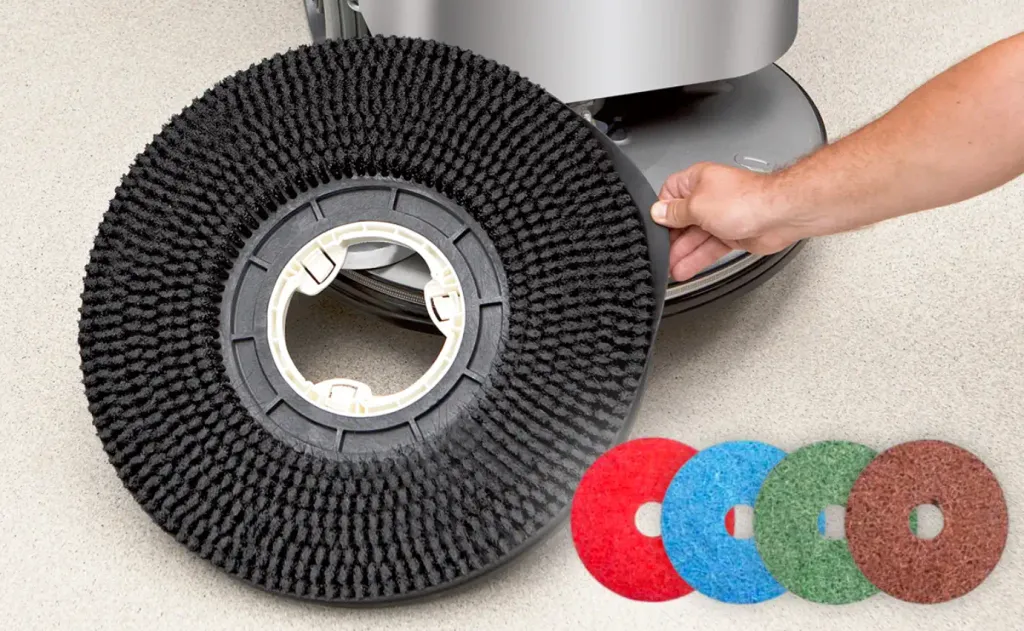 Hako Scrubmaster B30 mit verschiedenen Tellerbürsten