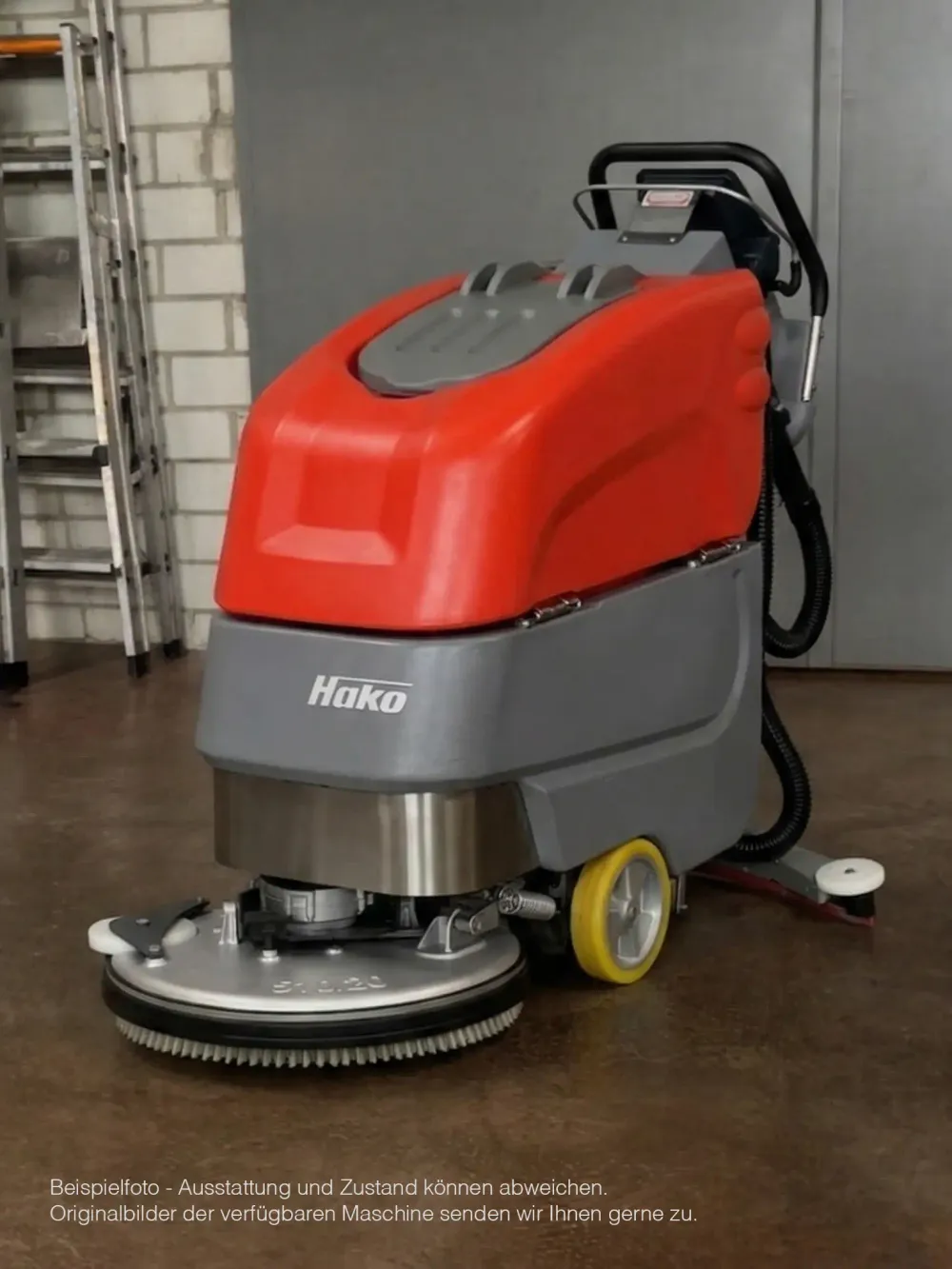 Bodenreinigungs automat Hako Scrubmaster B45 Frontansicht