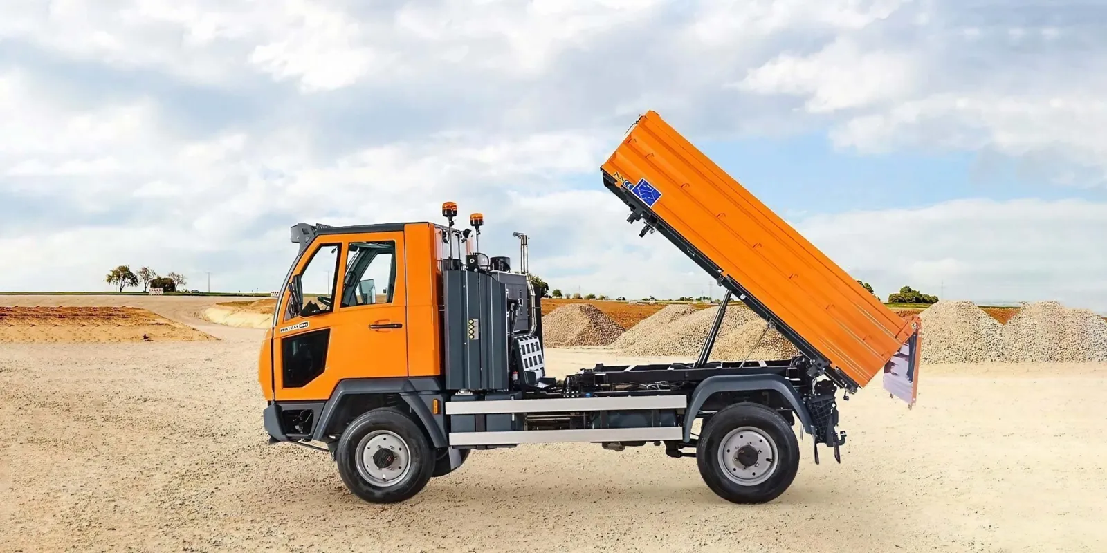 Hako Multicar M41 mit hochgekippter Ladefläche