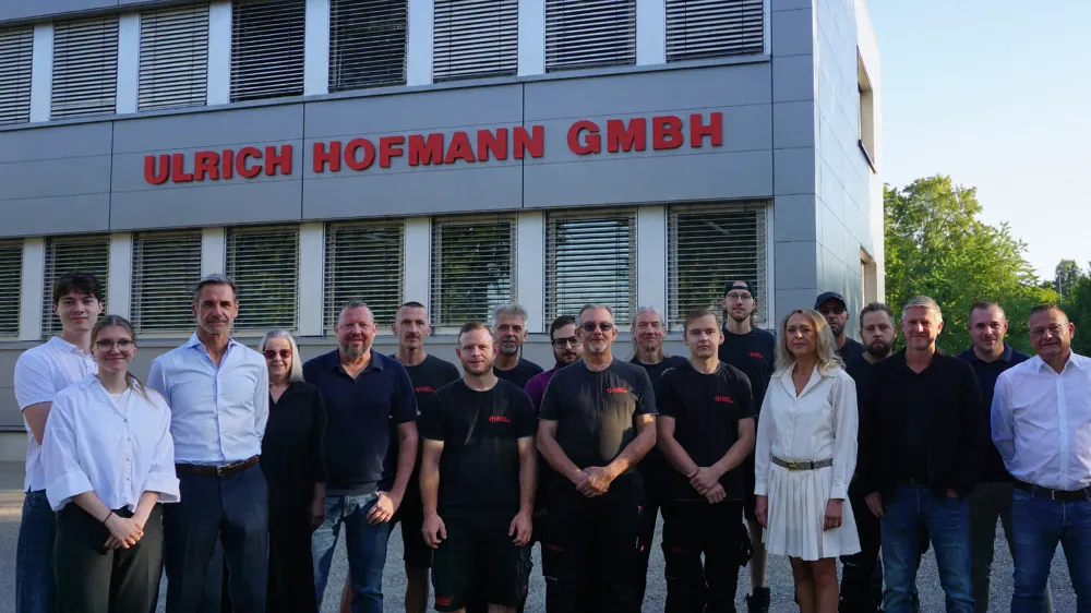 Das Team der Ulrich Hofmann GmbH vor dem Firmengebäude in Günzburg