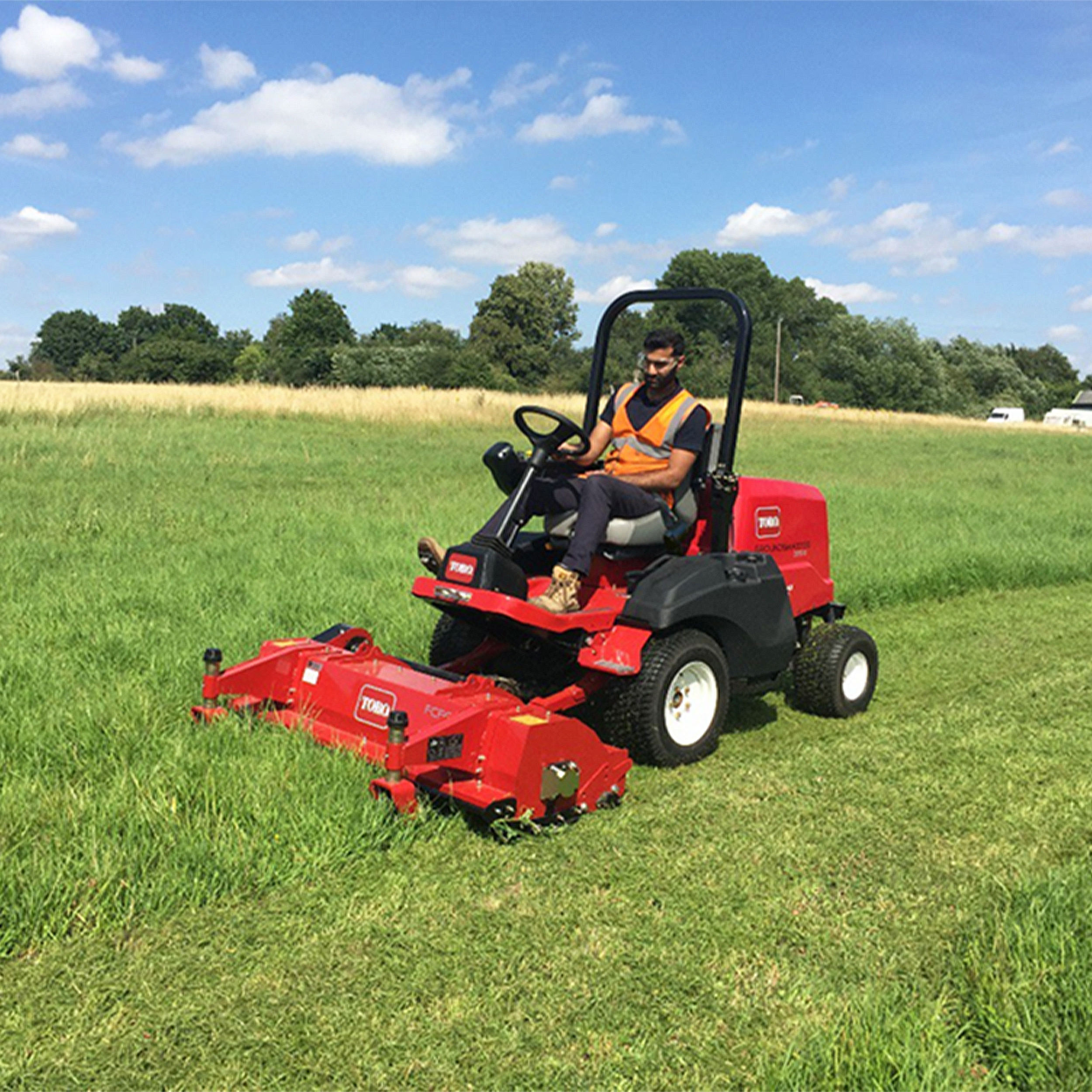 groundsmaster mäht hohes gras