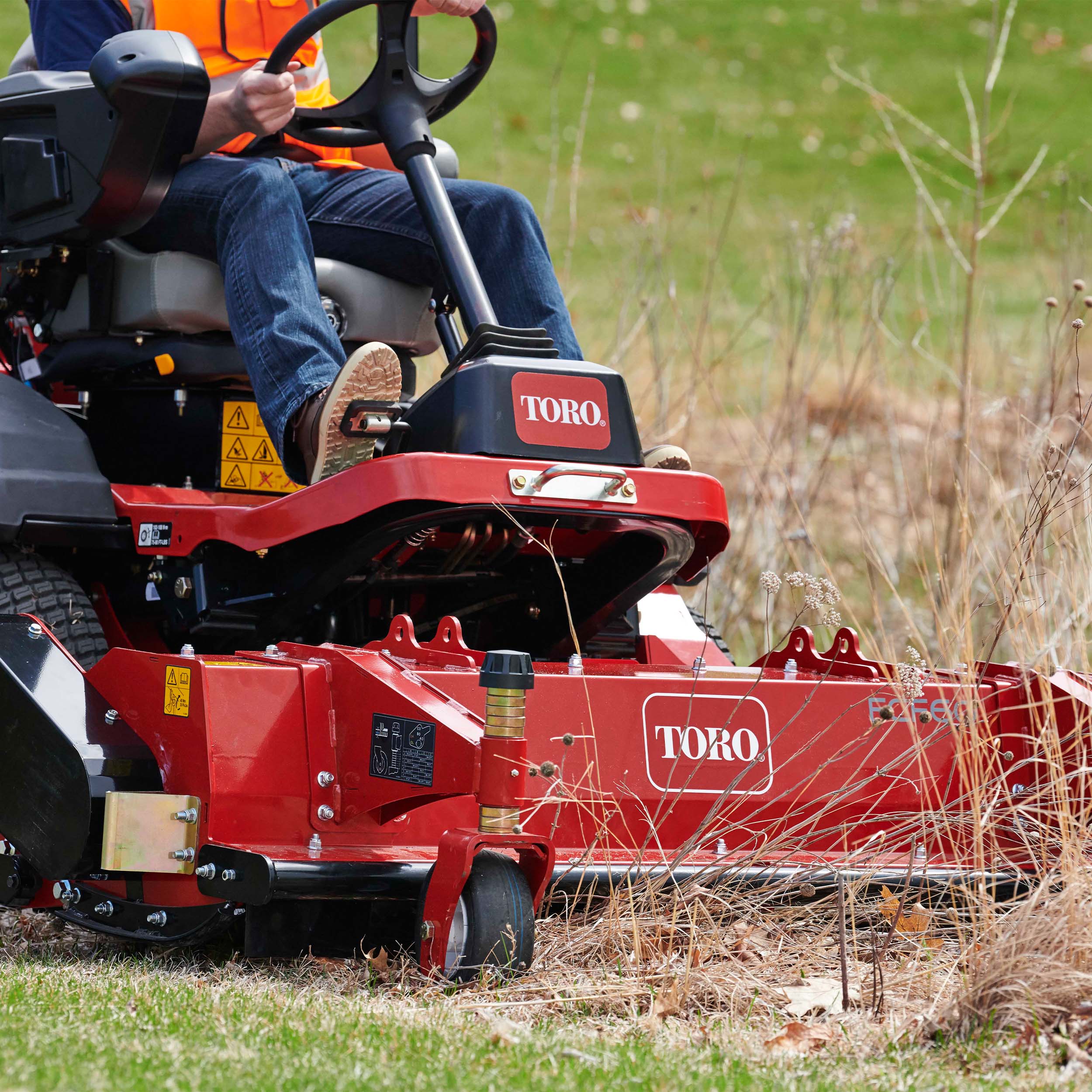 toro groundsmaster mäht hohes gras