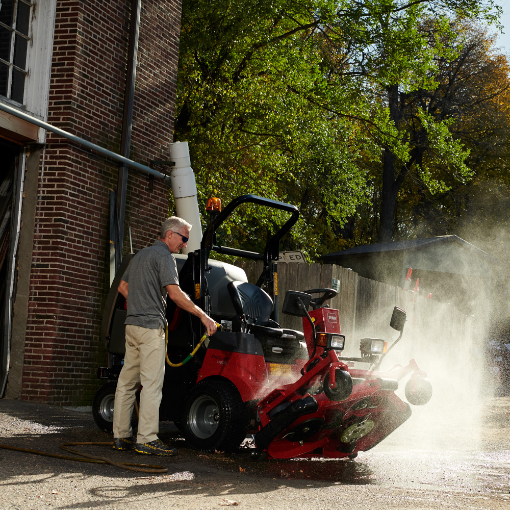 Toro Mäher wird gewaschen