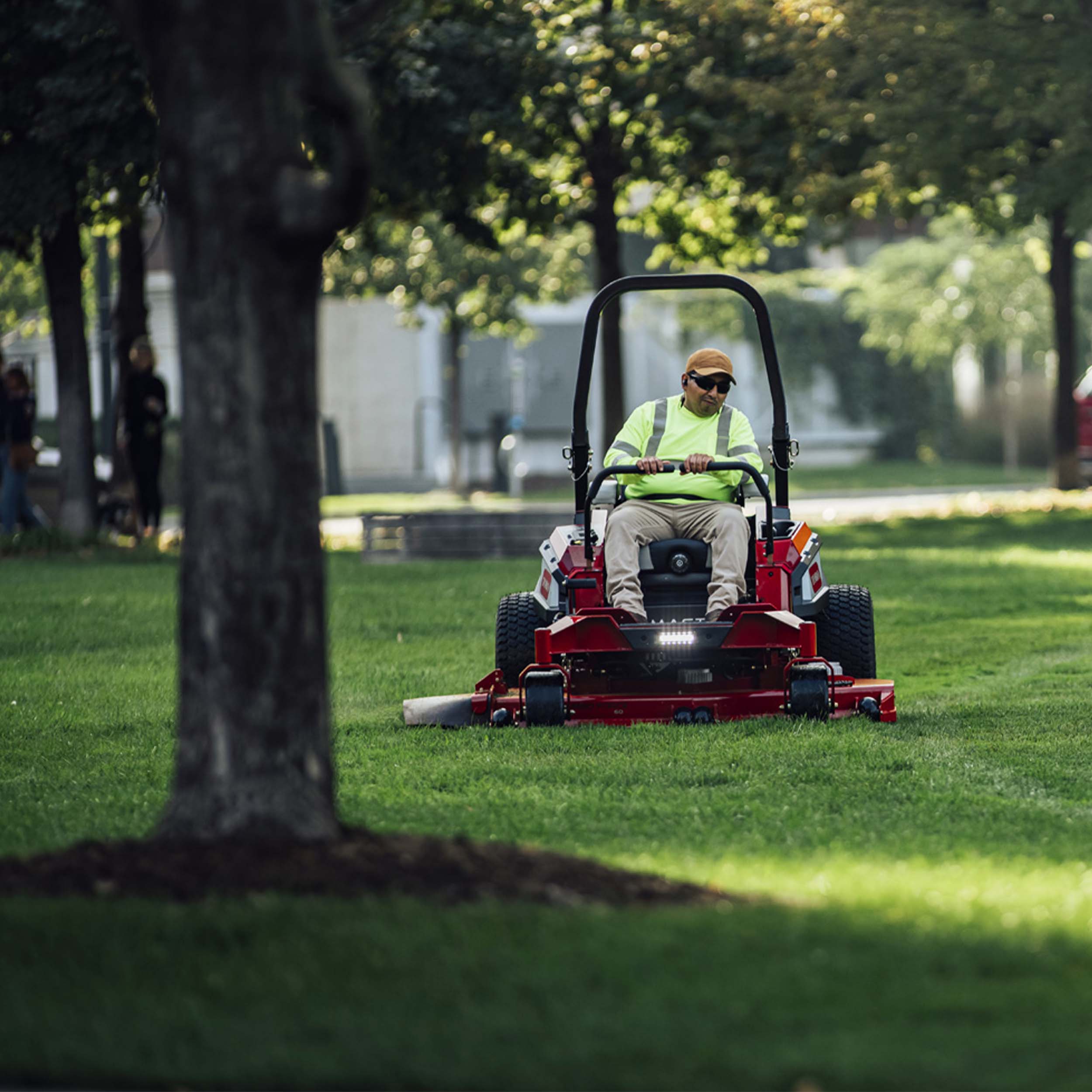 toro z master mäht in garten