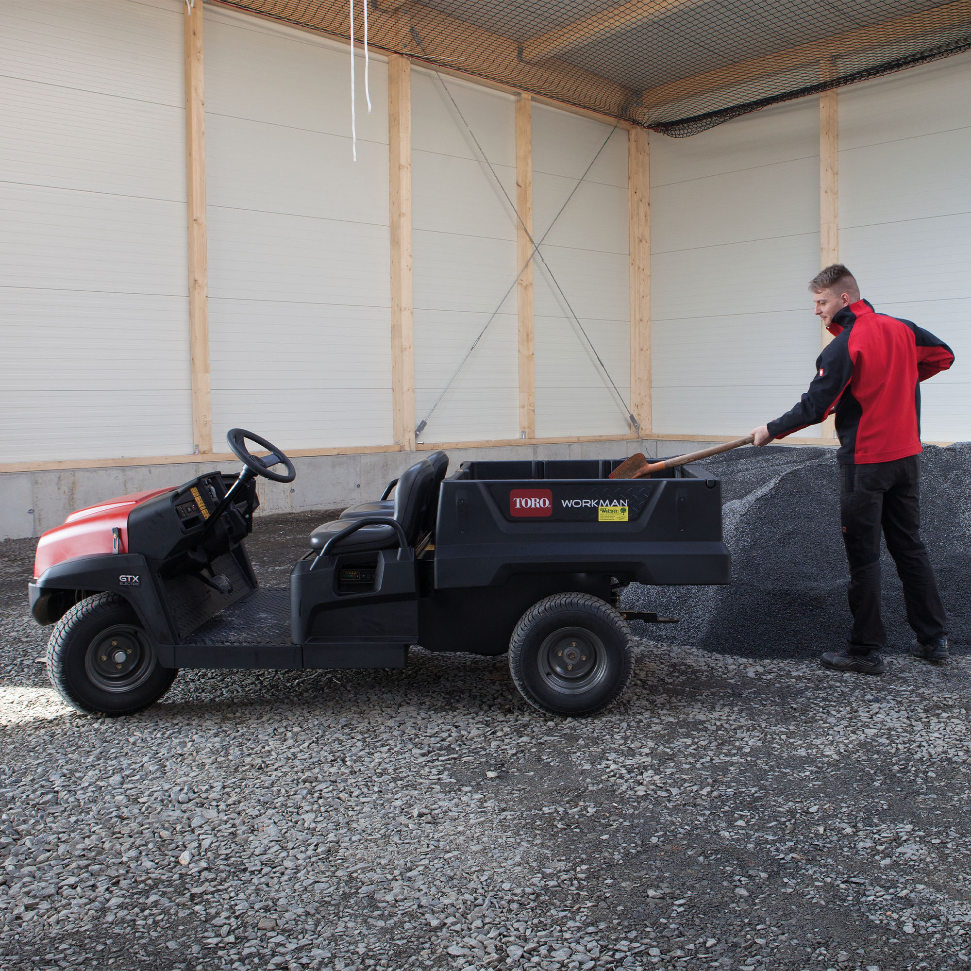 workman wird mit steinen beladen