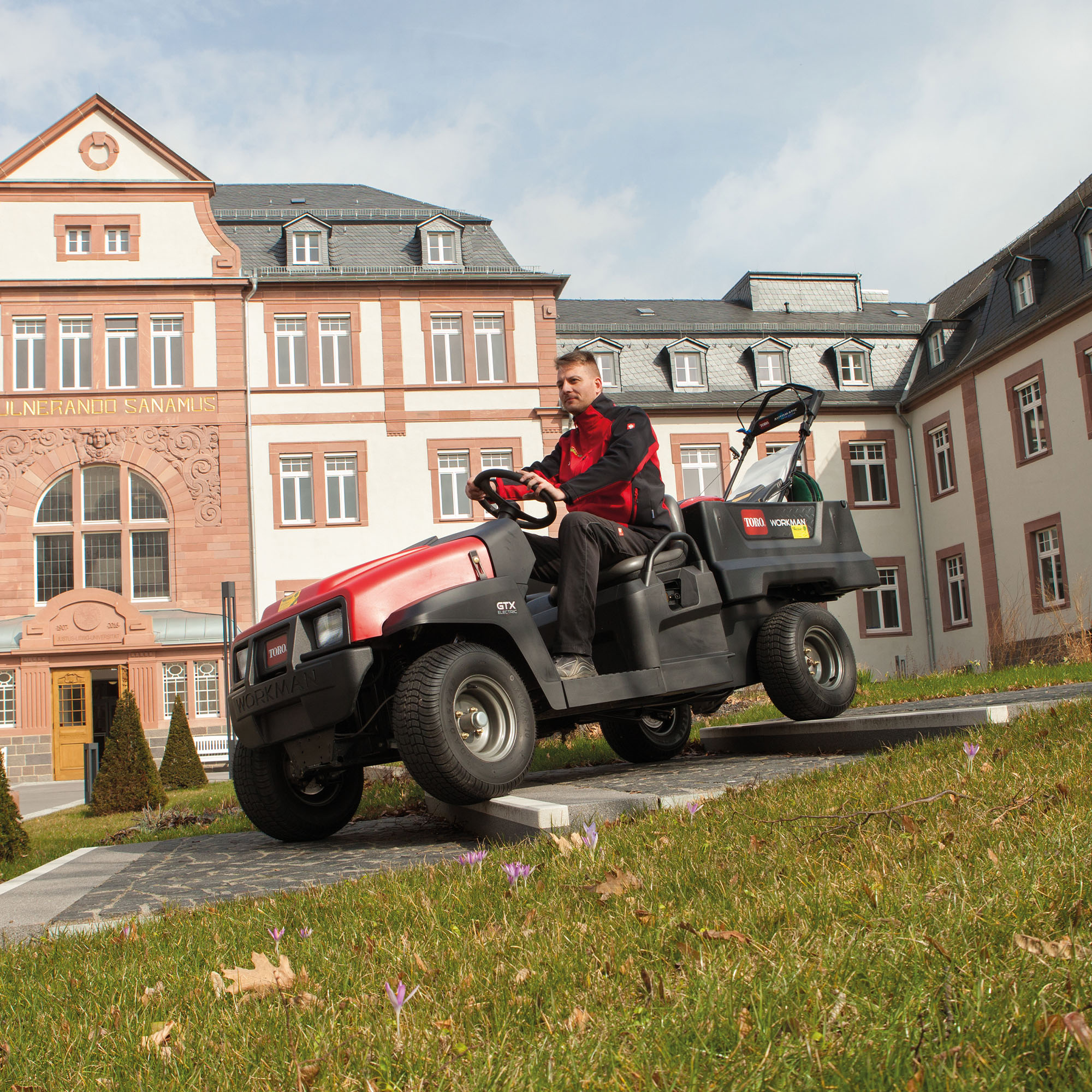 toro workman fährt über treppen