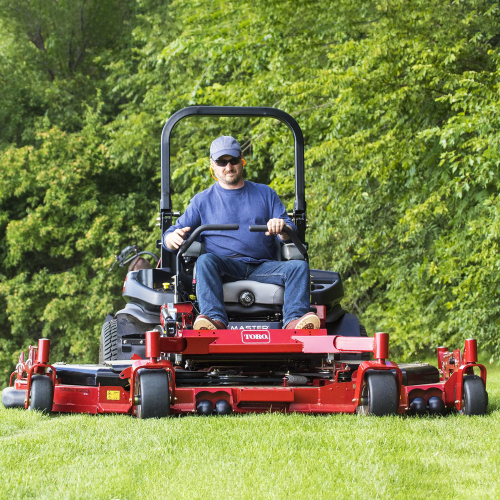 breites mähwerk mit hoher flächenleistung toro z master