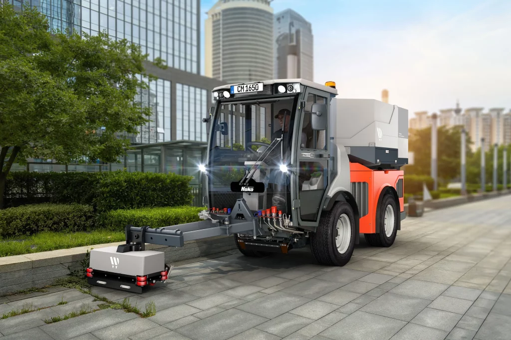 hako citymaster entfernt wildkraut mit weco wildkrautbekämpfer