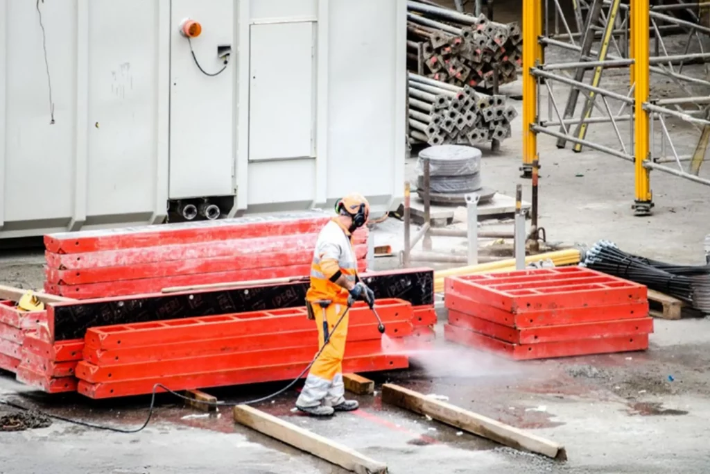 Fachkraft reinigt mithilfe von Oertzen Hochdruckreiniger auf Baustelle