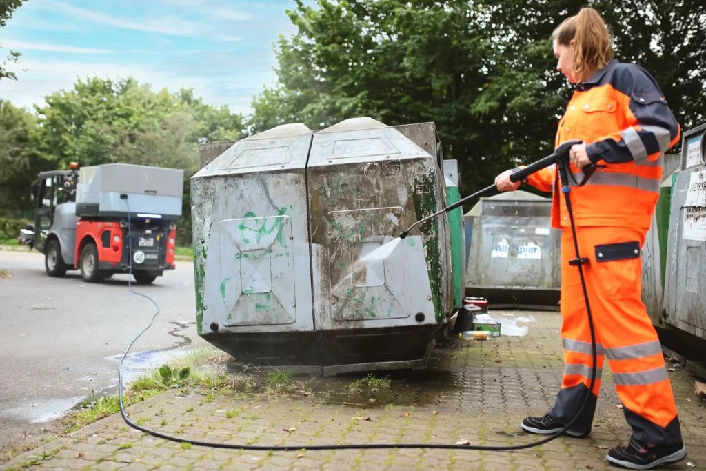 Hochdruckreinigung eines Containers mit Hako Oertzen