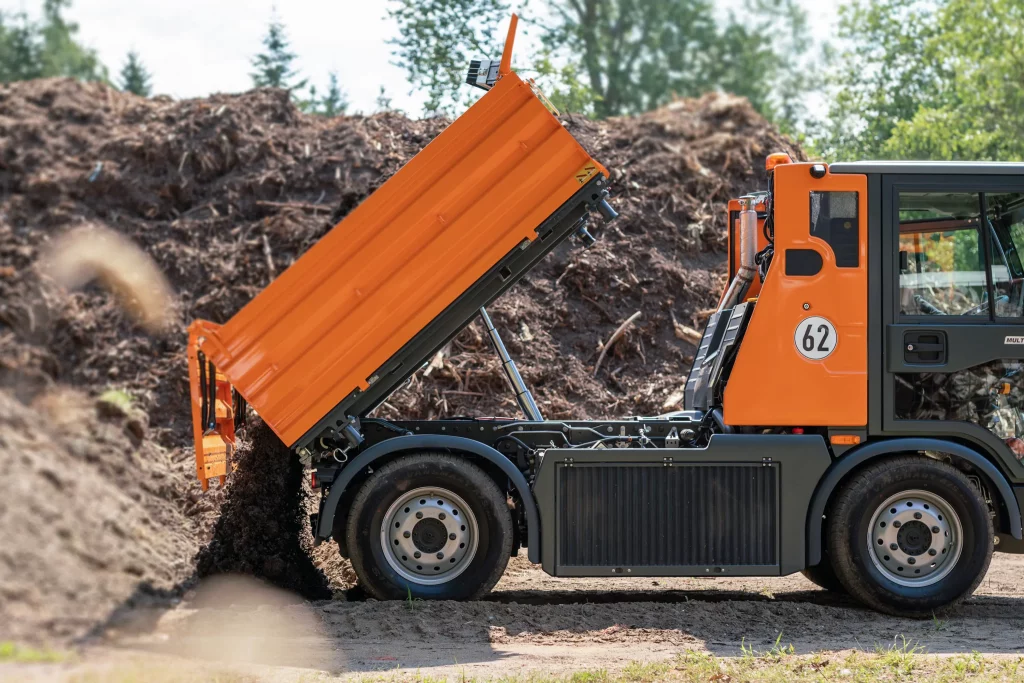 multicar kippt müll