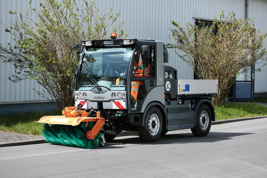 multicar mit aufsatz kehrwalze