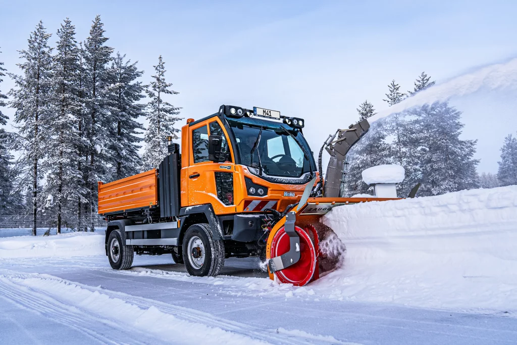 multicar winterdienst mit front schneefräse
