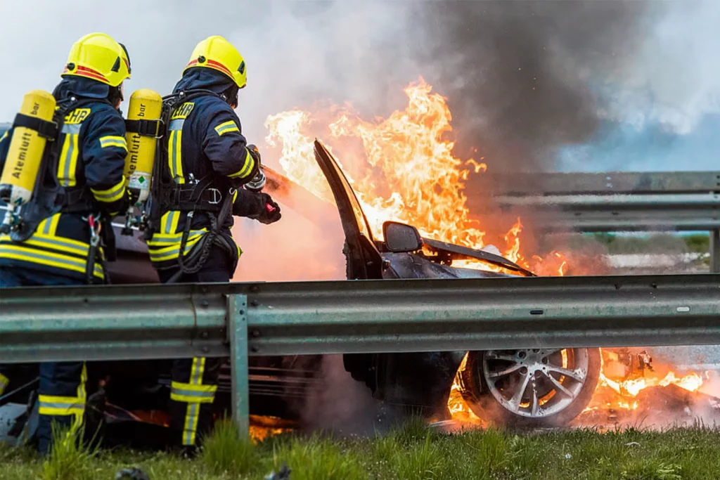 Feuerwehr nutzt Oertzen Löschtechnik von Hako zum Löschen eines Unfallautos