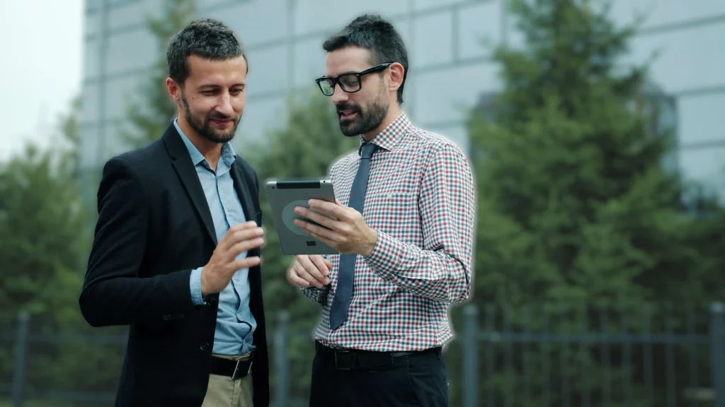 Verkaufsberater spricht mit Kunde