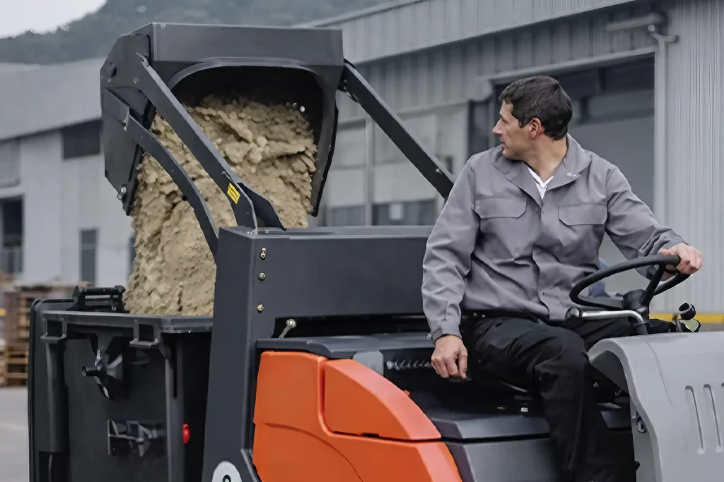 Hochentleerung der Hako Sweepmaster Kehrsaugmaschine