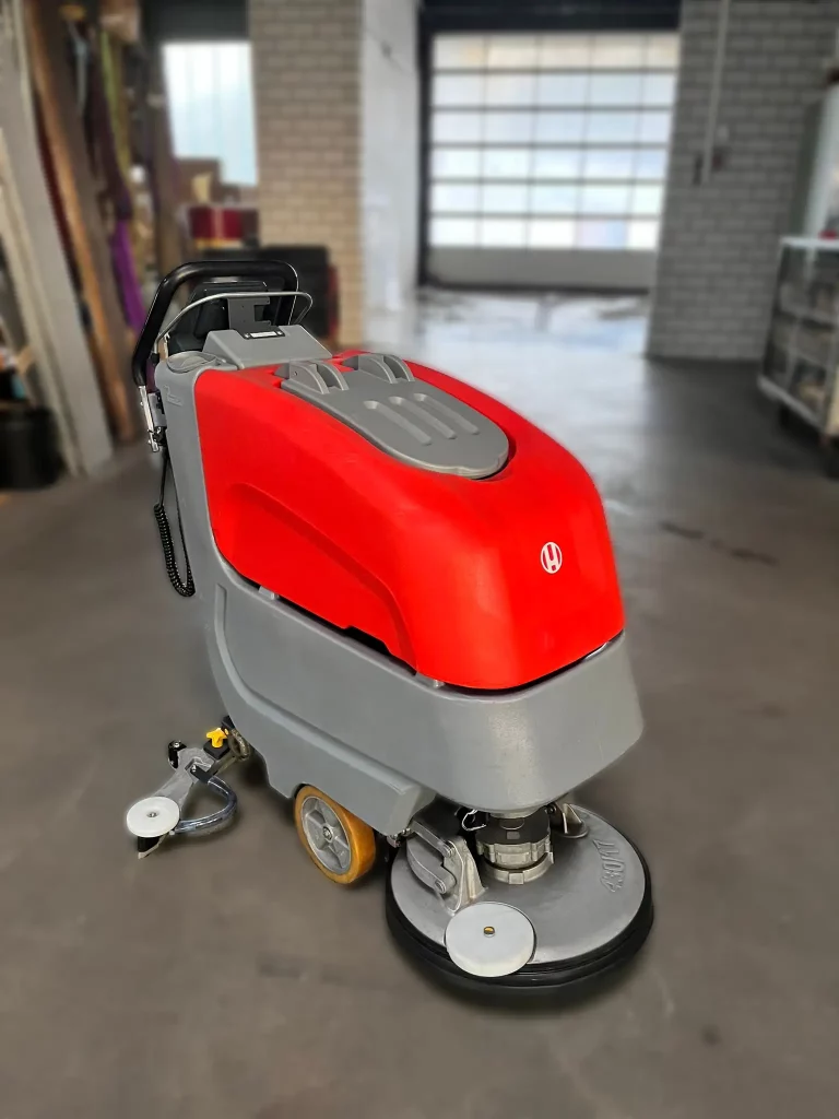 Professionelle Scheuersaugmaschine Hako Scrubmaster B45 CL Front Ansicht Rechts in Halle