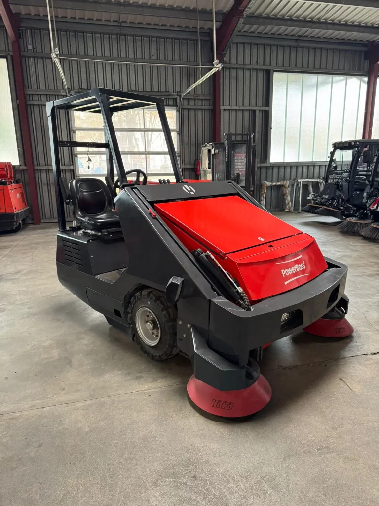 Industrie Kehrsaugmaschine PowerBoss Armadillo Frontansicht rechts