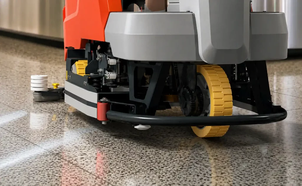 Hako Scrubmaster B120R reinigt Boden mit Walzenbürste 850mm Breite.