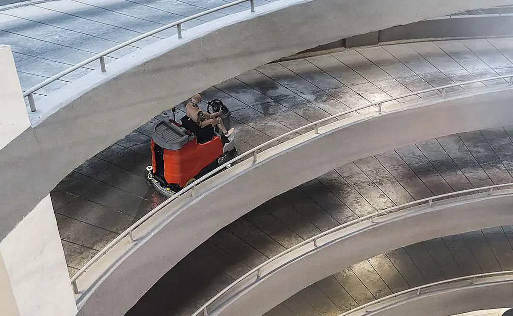 Hako B175 R fährt bergauf im Parkhaus