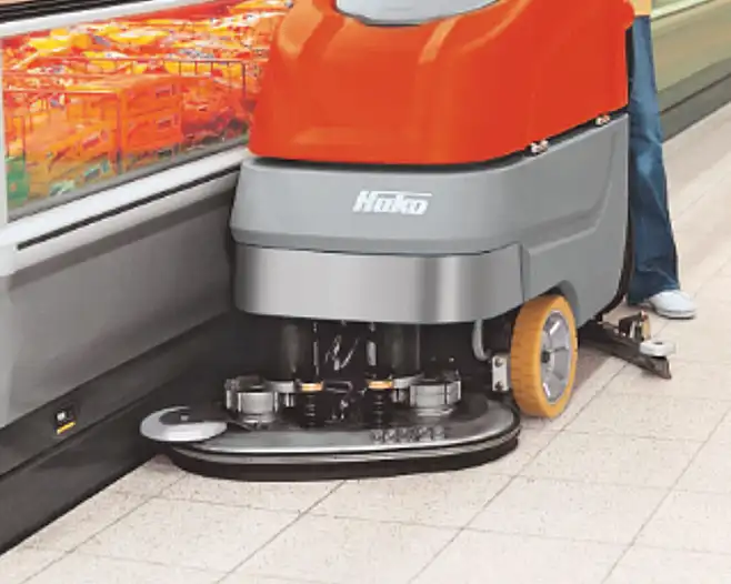 Hako B70 reinigt unter Regal